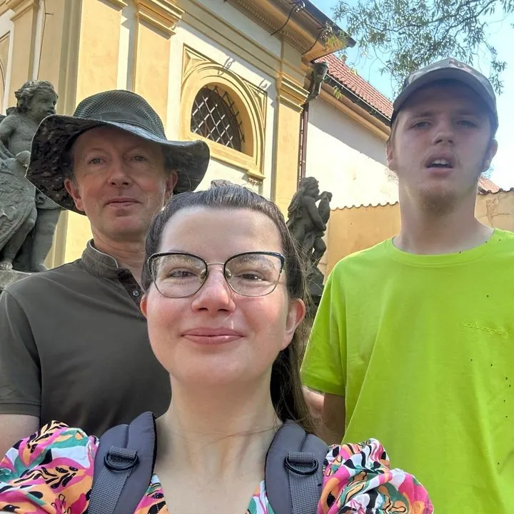 Rodzinne zdjęcie: tata w kapeluszu, mama w okularach i syn w jaskrawozielonej koszulce